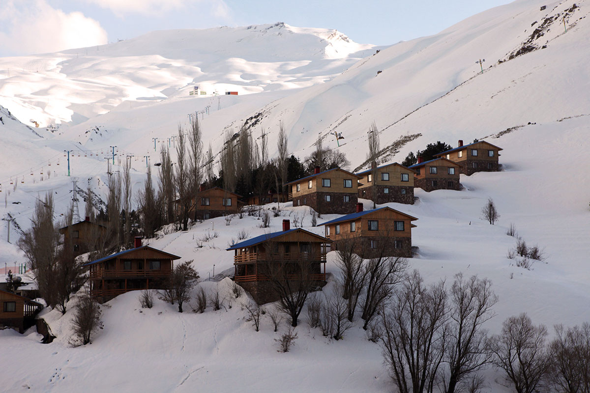 chalets en una estación de esquí iraní durante una gira de esquí en Irán durante 4 días.