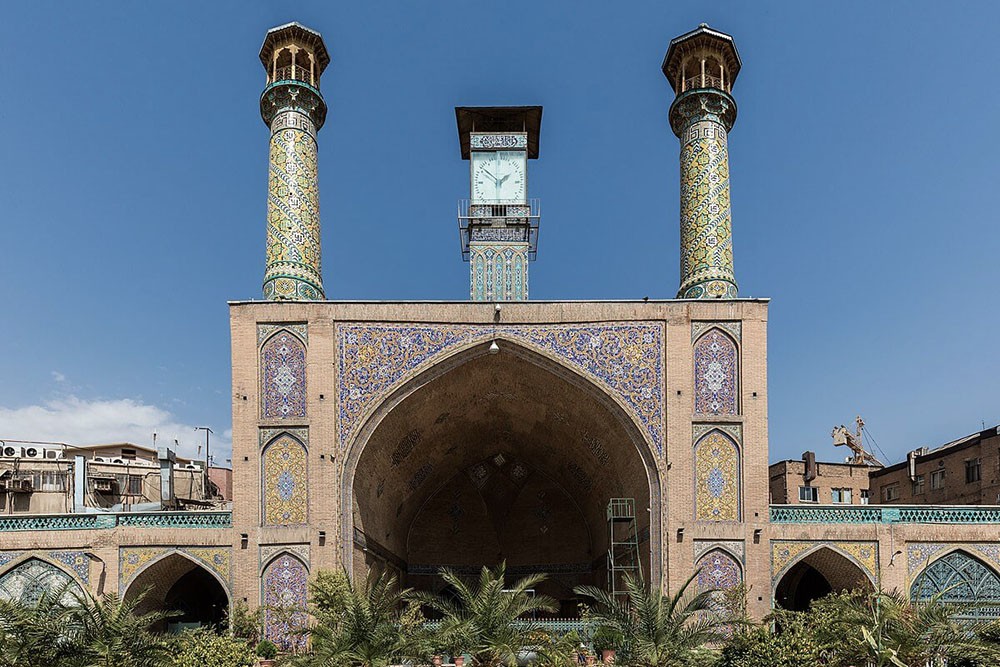 b2ap3 large clock tower Shah mosque