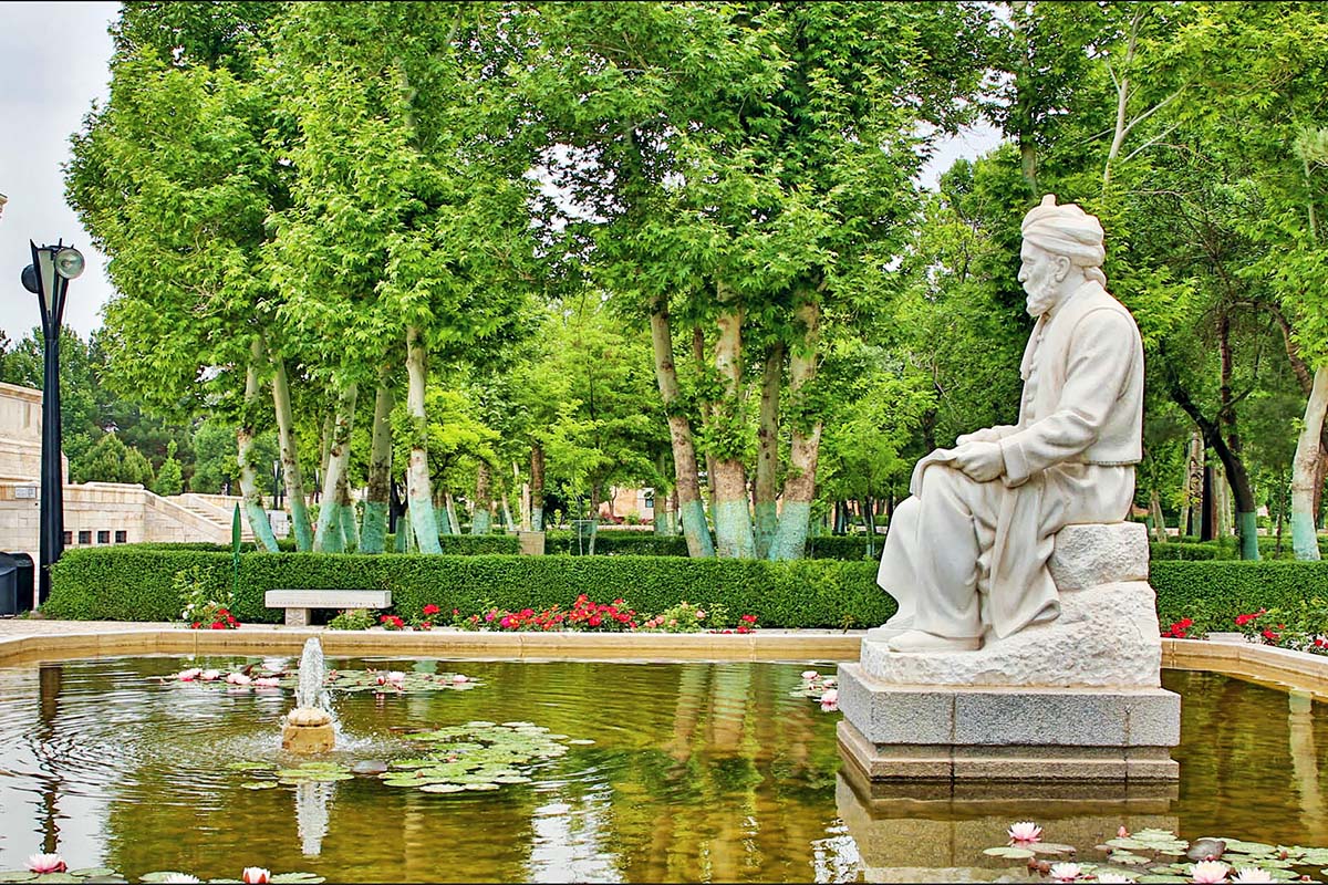 ¡Visite la tumba de Ferdowsi en la excursión de un día a Mashhad!