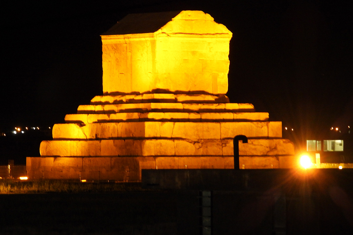 ¡Visita el sitio del patrimonio mundial de Pasargadea durante unas vacaciones de lujo en Irán!